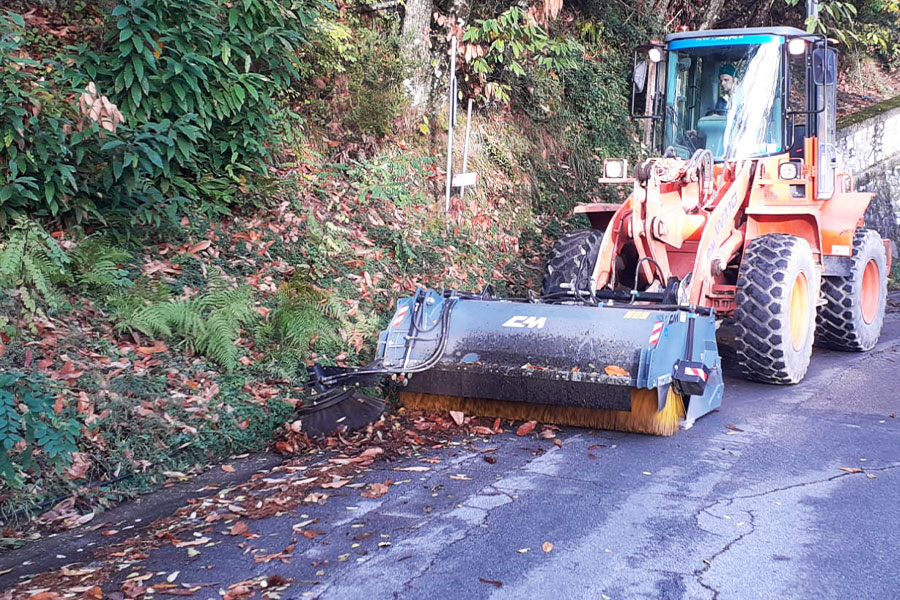 Limpieza de carreteras de hojas y ramas con la cuchara barredora CBS PROFI.